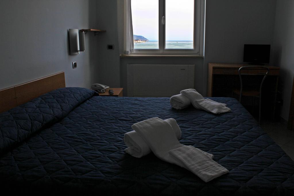 Hotel Hh Il Gabbiano La Spezia Pokój zdjęcie